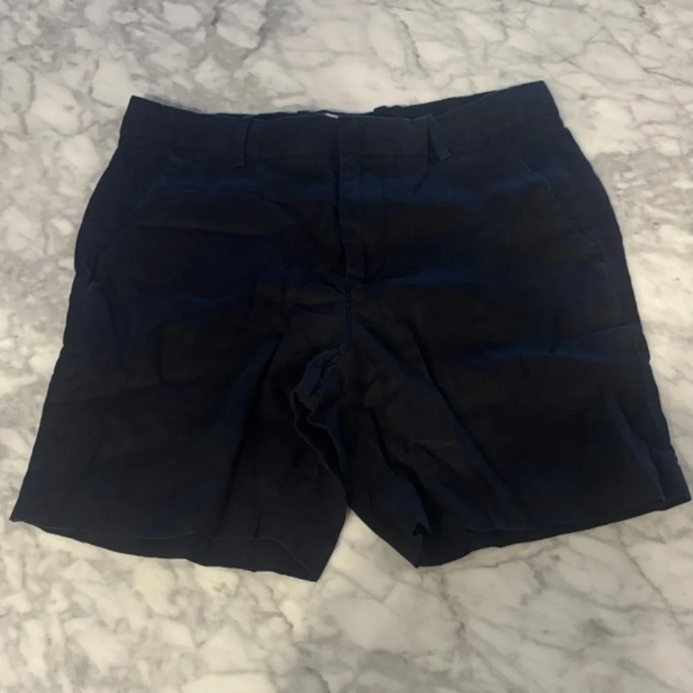 Everlane Men's black Flat Front 7” Linen Shorts
